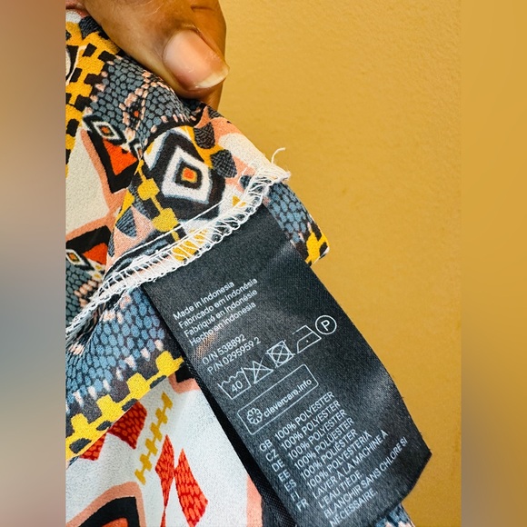 NWOT H&M’s women’s Aztec print high-low sleeveless button down blouse in size 6 - Picture 6 of 10